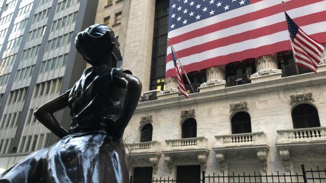 La estatua de una niña con mascarilla en un gesto desafiante hacia Wall Street.