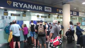 Ryanair traba los reembolsos de vuelos cancelados: qué hacer si solo ofrece bonos