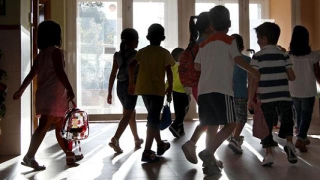 Niños a la entrada de un colegio