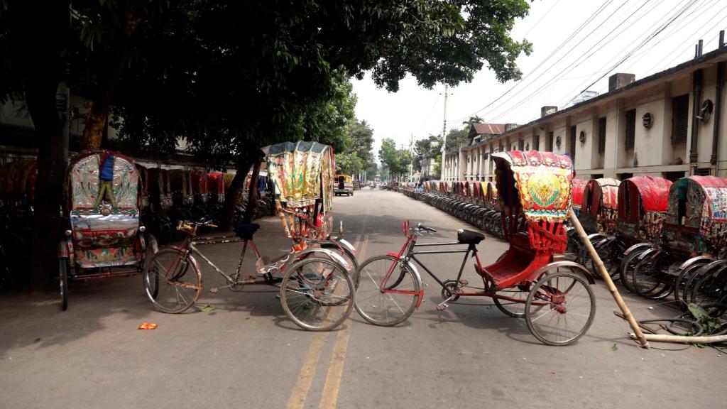 Tuk tuks en hilera, a modo de barricada improvisada para cortar una calle de Daca