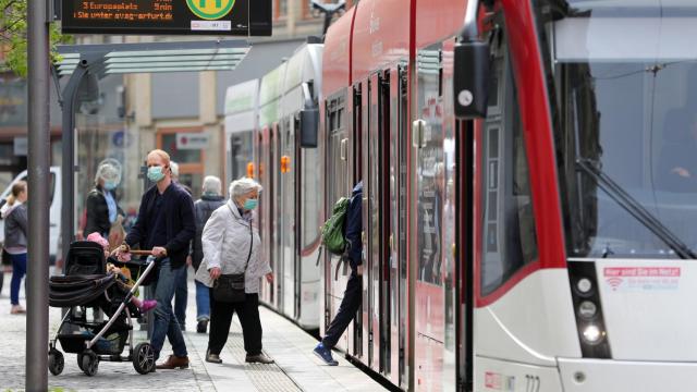 Ciudadanos alemanes usan el transporte público con mascarillas.