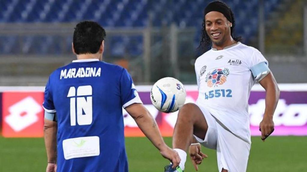 Maradona y Ronaldinho durante un partido benéfico