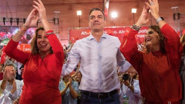 El presidente del Gobierno, Pedro Sánchez; la ministra portavoz María Jesús Montero y la secretaria general del PSOE-A, Susana Díaz, en un acto en Sevilla.