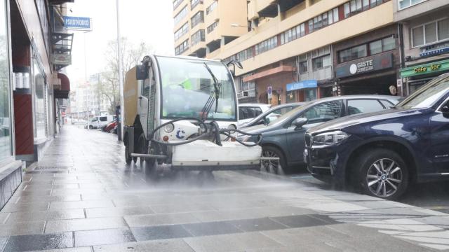 Camión trabaja en la desinfección de las calles en una imagen de archivo