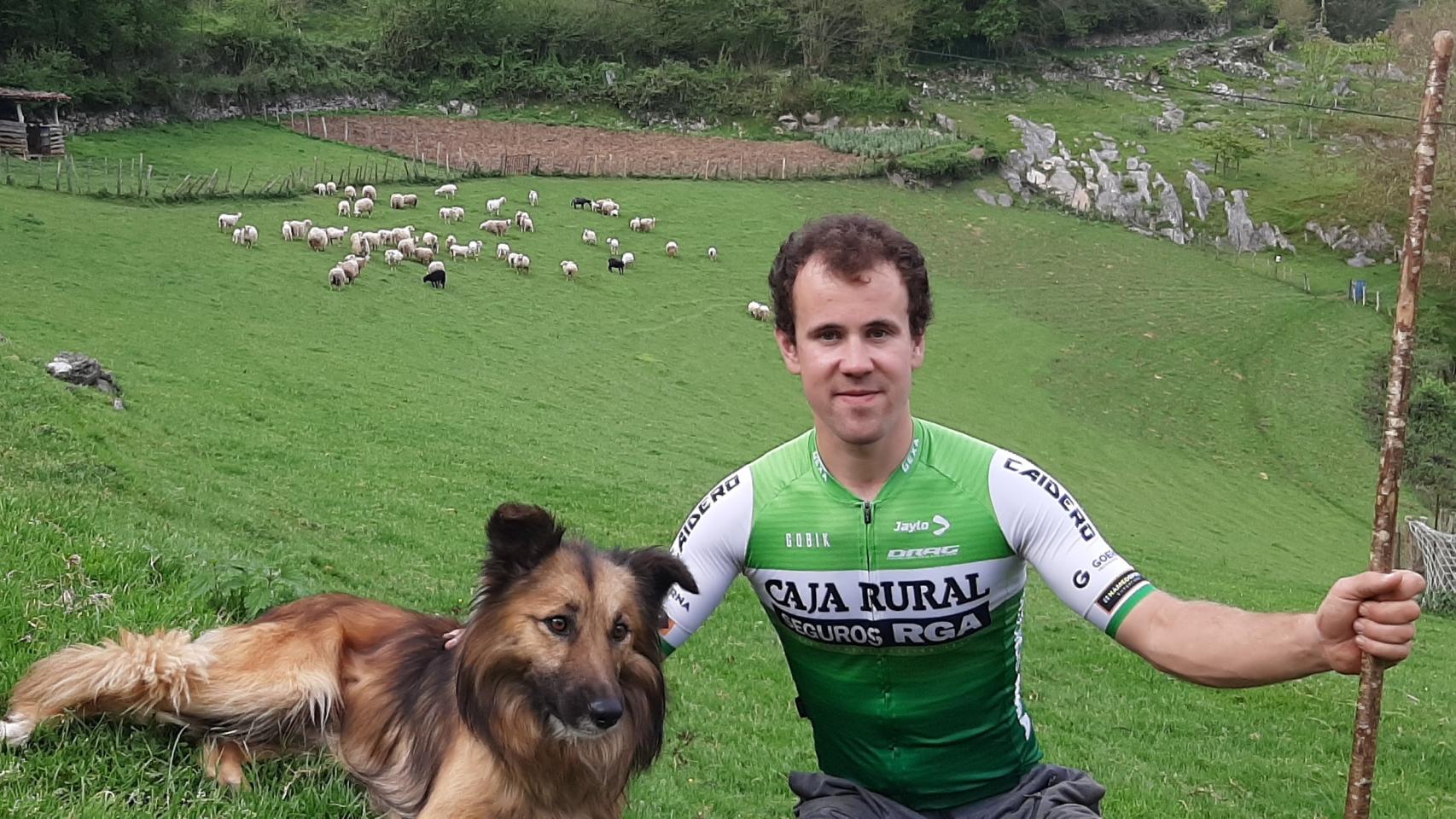 Oier Ibarguren, junto a su perro y sus ovejas en su caserío en Azpeitia, Guipúzcoa