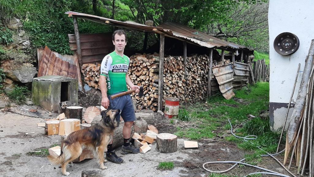 Oier Ibarguren, con su bici y la leña que también le sirve para entrenar