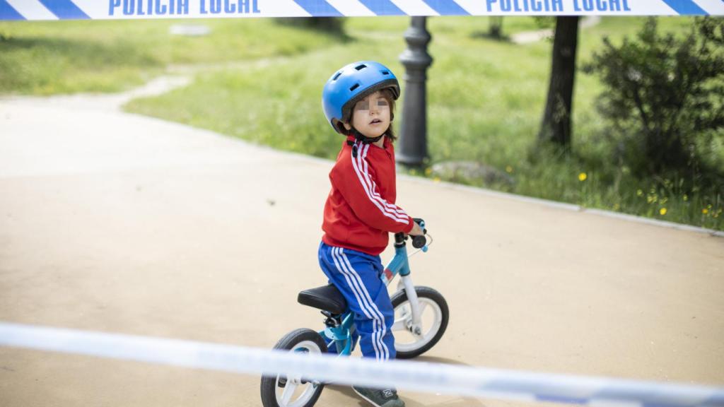 Lucas mira la cinta de la Policía que no permite pasar al monte.