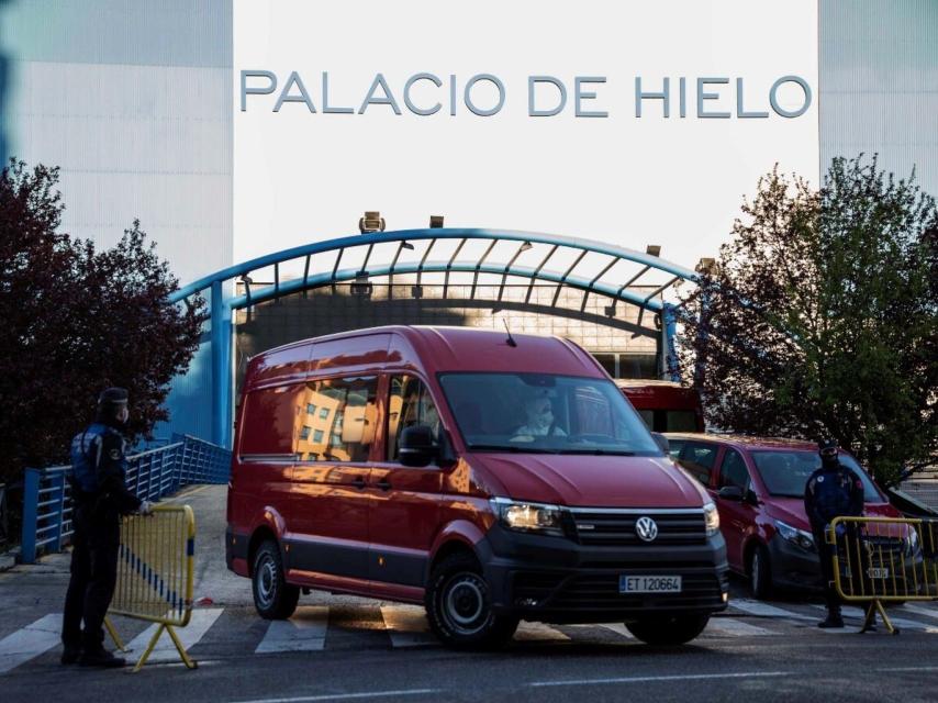 Una de las furgonetas rojas en las que la UME transportaba los cadáveres.