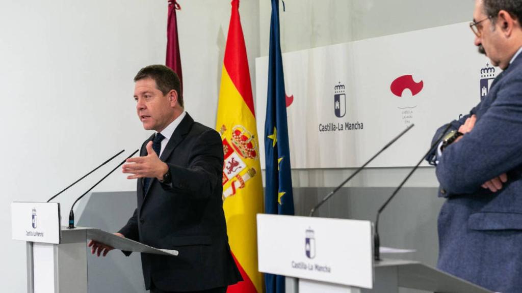 El presidente de Castilla-La Mancha, Emiliano García-Page, y el consejero de Sanidad, Jesús Fernández Sanz, este domingo en rueda de prensa. Foto: Junta de Comunidades