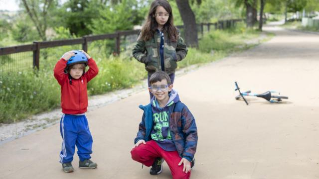 Lucas, con el casco, junto a Borja y Matilde.