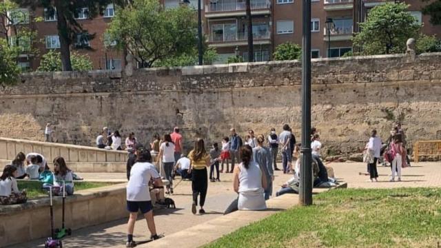 Niños paseando con sus padres.