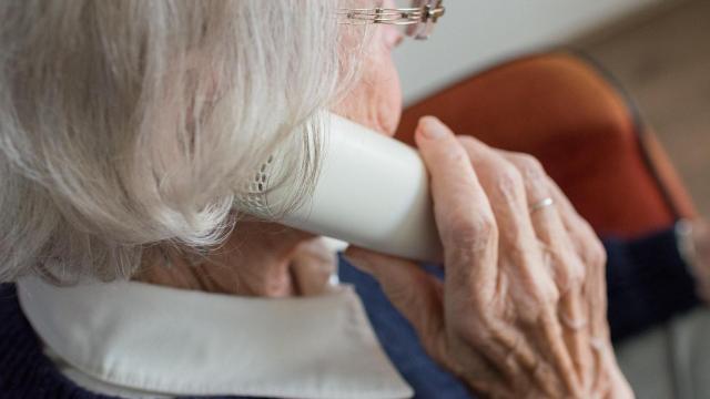 Señora hablando por teléfono