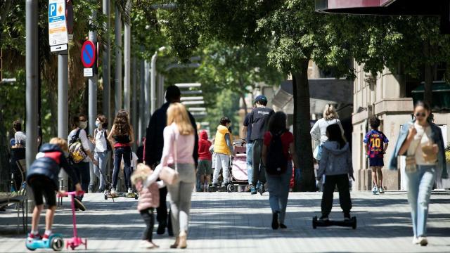 Varias familias pasean con sus hijos