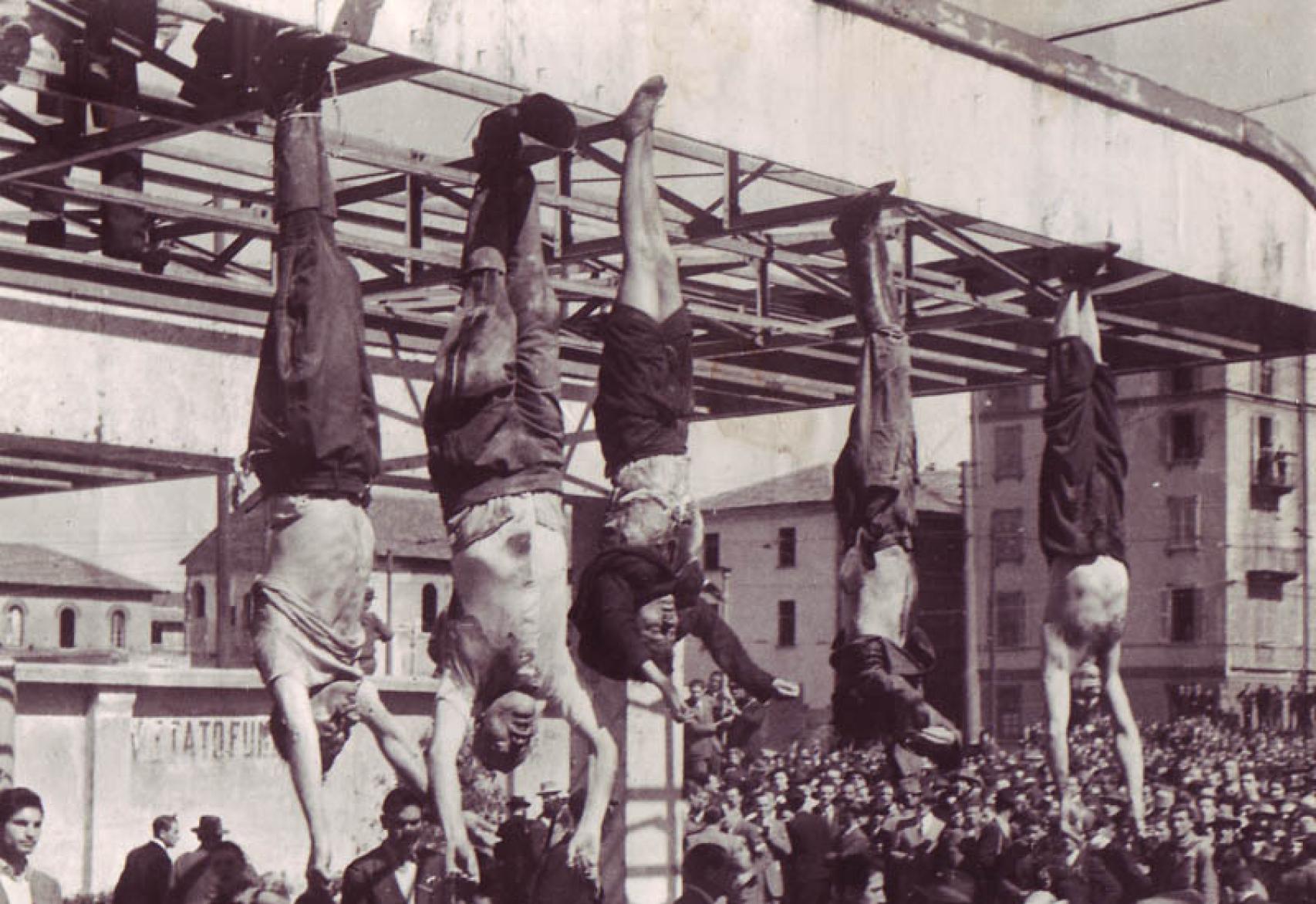 De Izquierda a derecha: Nicola Bombacci, Benito Mussolini, Clara Petacci, Alessandro Pavolini y  Achille Starace, siendo exhibidos en la Plaza de Loreto en la ciudad de Milán el año 1945.