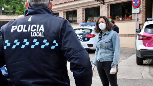 Claudia Alonso charla con un agente de la Policía Local de Toledo