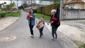 Vídeo: La coruñesa Susana Seivane y su familia tocan para sus vecinos en su primer paseo