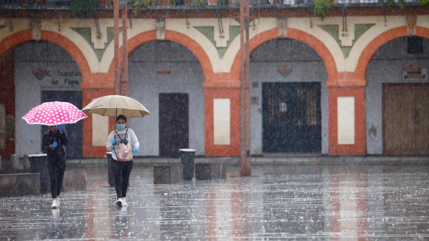 Dos mujeres este lunes en Córdoba.