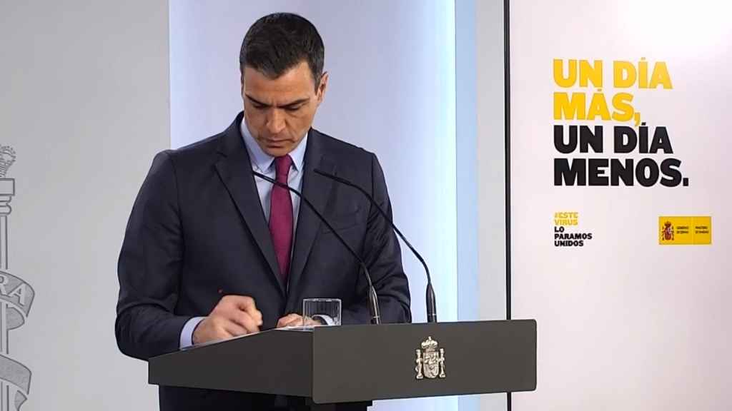 Pedro Sánchez, escuchando una de las preguntas de la prensa en Moncloa.