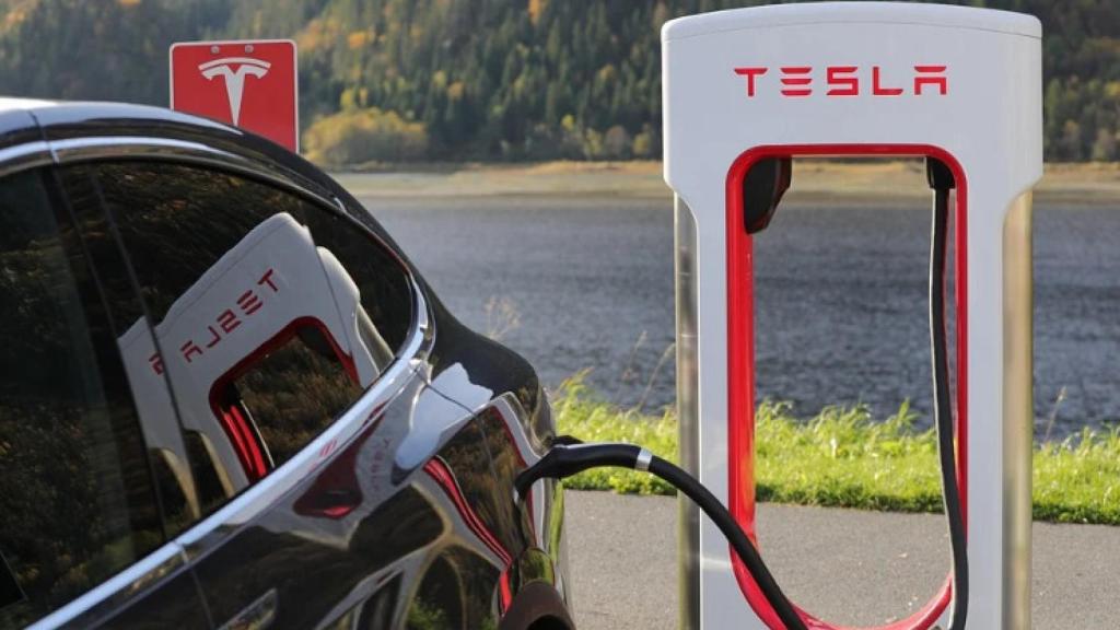 Un vehículo Tesla conectado a un punto de recarga eléctrica.