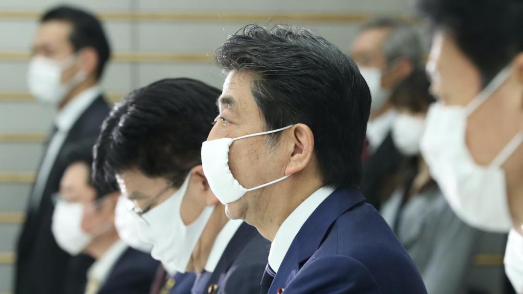 El primer ministro nipón, Shinzo Abe, con una de las mascarillas que su Gobierno reparte.