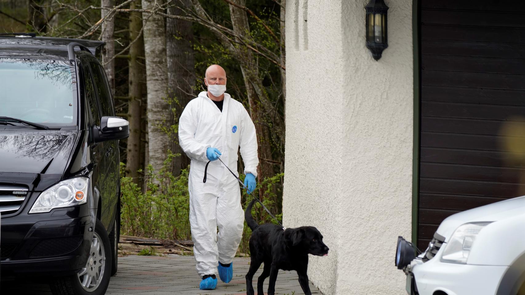 La Policía científica analiza la residencia de Hagen.