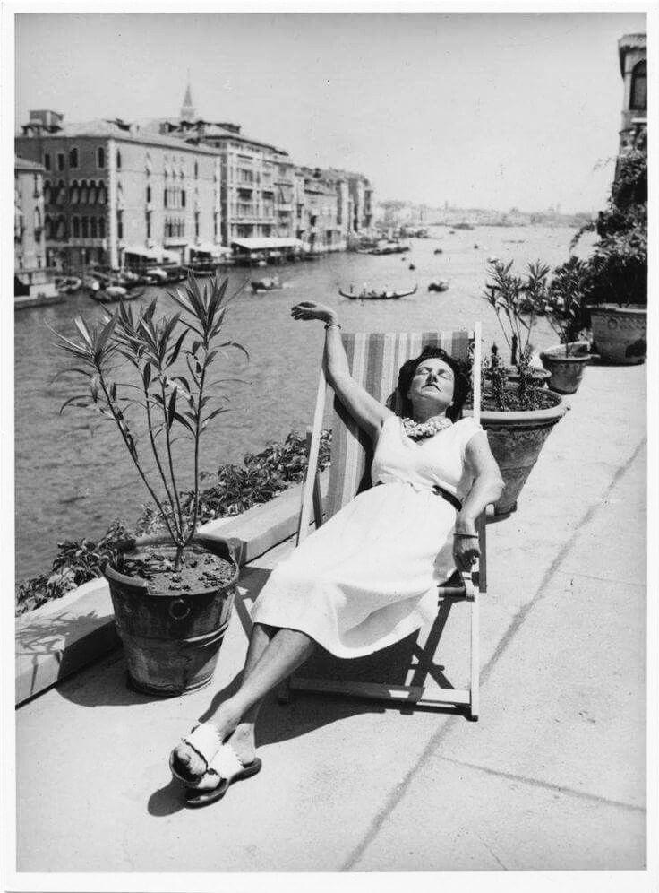 Peggy Guggenheim en CaVenier dei Leoni, al borde del Gran Canal. Venecia, circa 1950