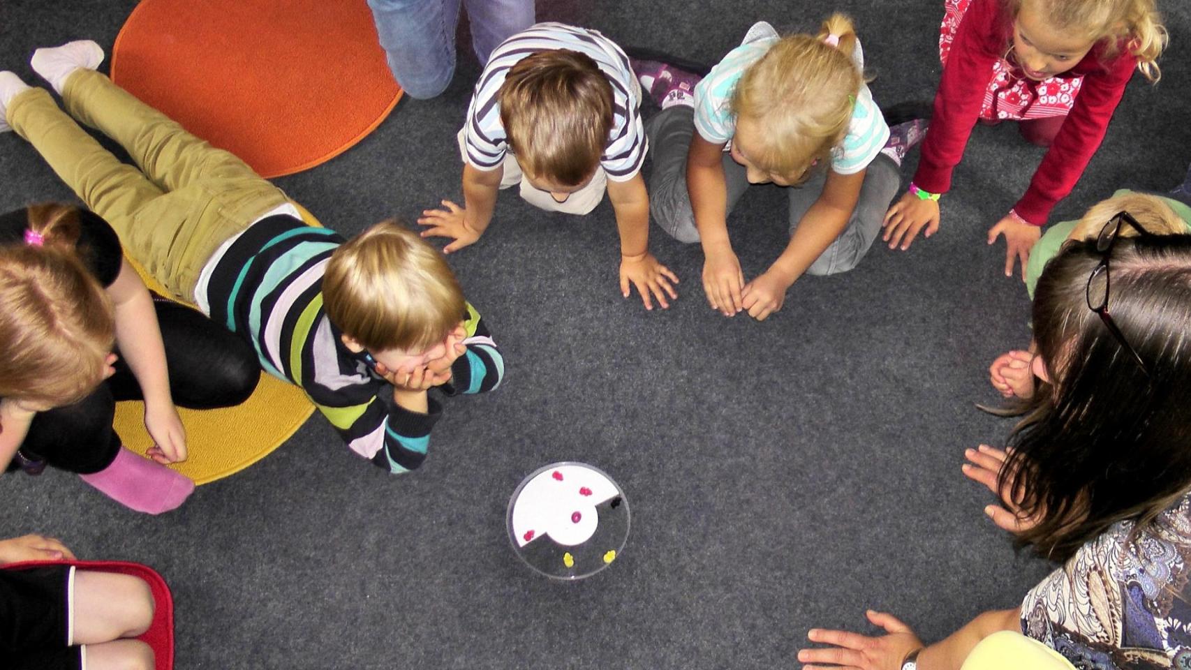 Jugando en una escuela infantil.