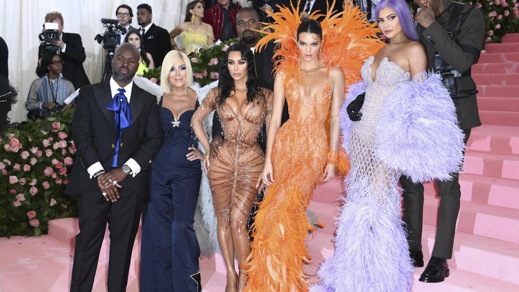 El clan Kardashian casi al completo en las escaleras de la Met Gala.