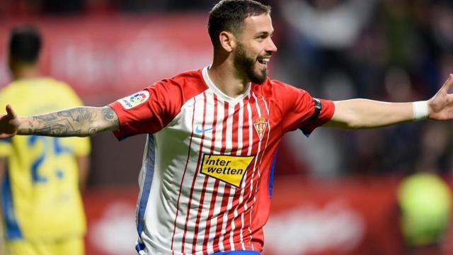 Álvaro Vázquez, durante un partido con el Sporting