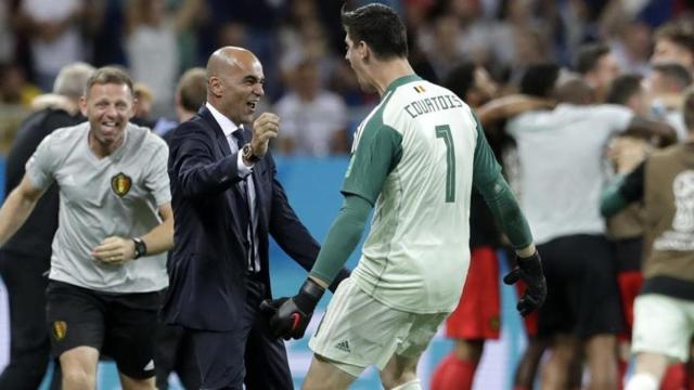 Roberto Martínez y Thibaut Courtois celebrando una victoria con la selección de Bélgica