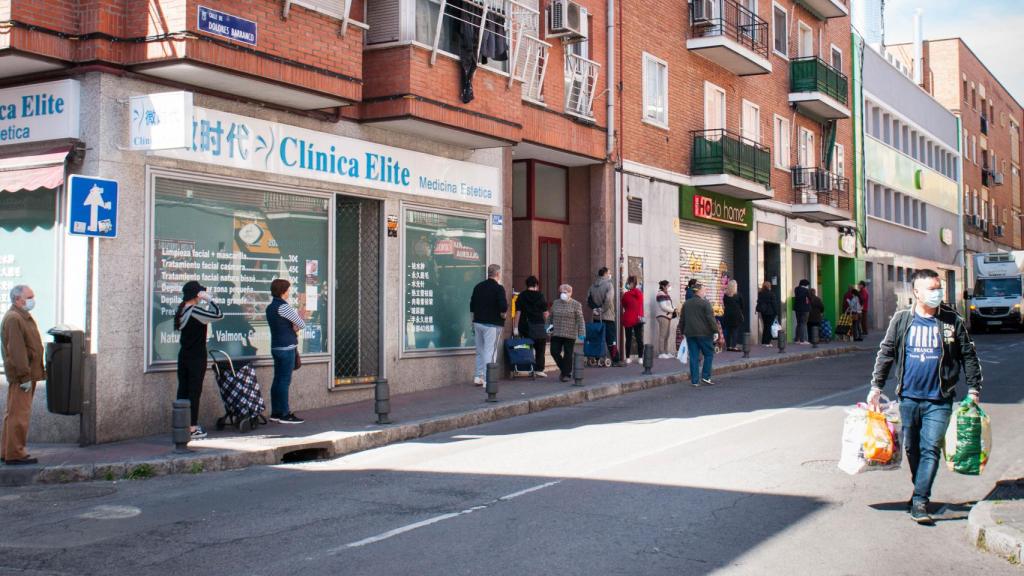 Cola para entrar en un supermercado de la calle Dolores Barranco.