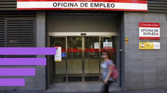 Una mujer delante de una Oficina de Empleo.