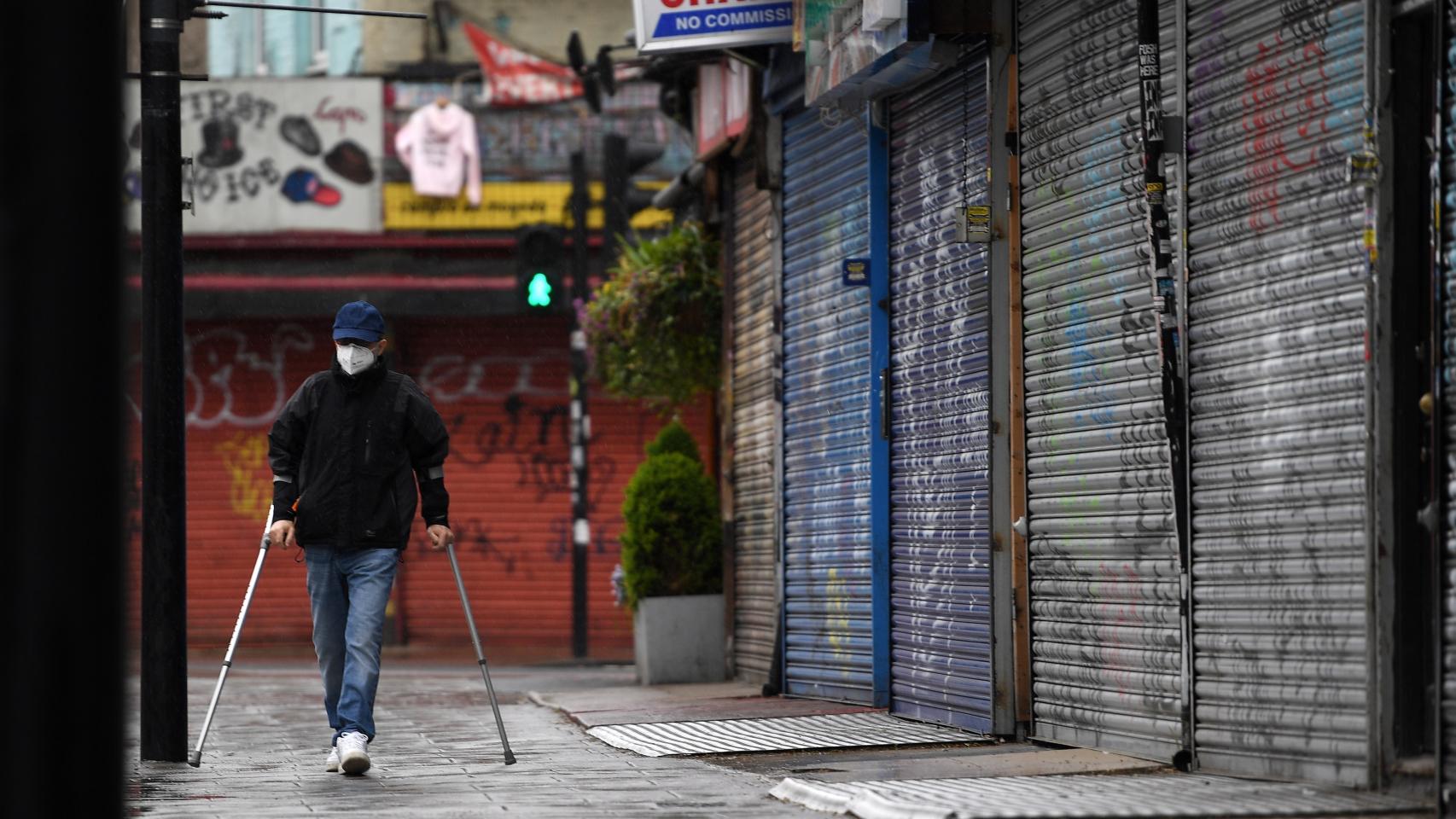 Un hombre camina por Camden Town en Londres.