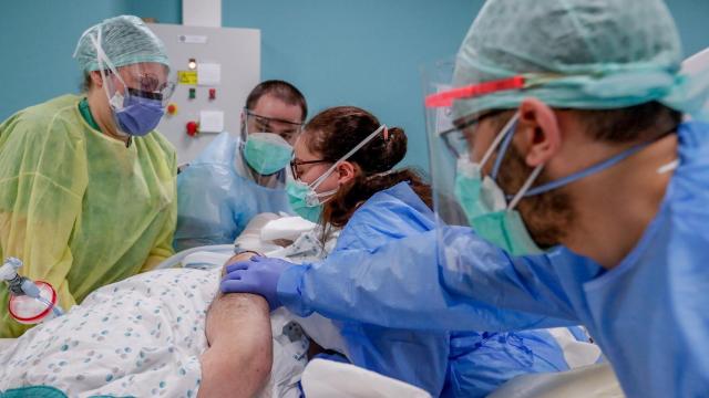 Escáner de pulmones a un paciente con coronavirus en Bélgica. EFE/EPA/Stéphanie Lecocq