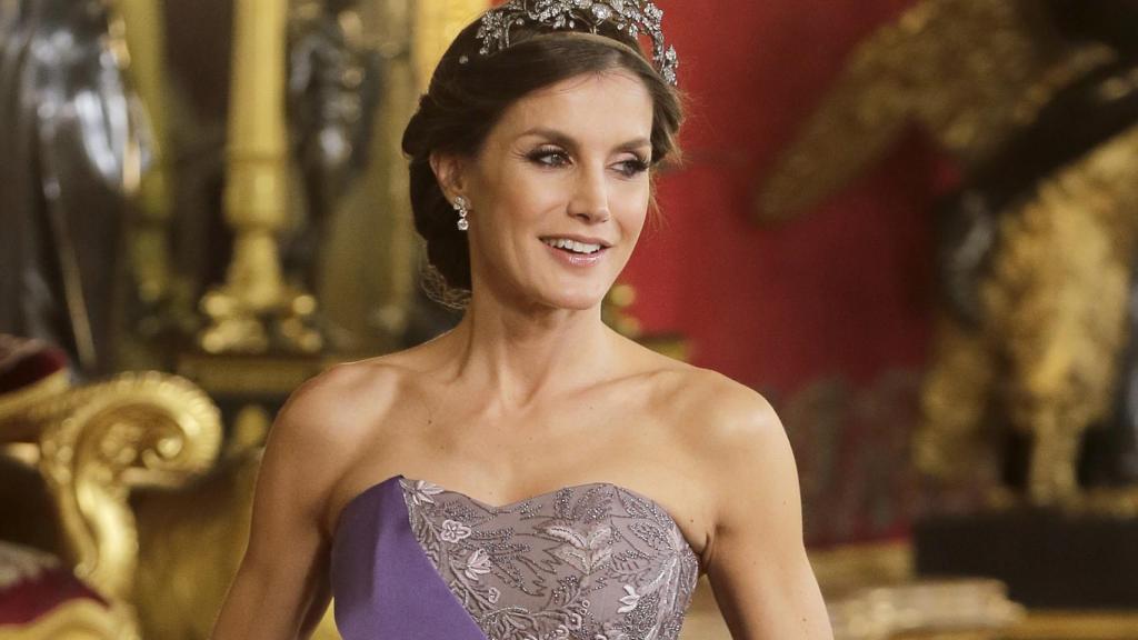 Letizia ha lucido recientemente los aretes que le regalaron los eméritos en su boda.