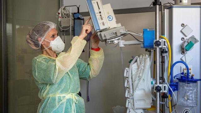 Una enfermera en la UCI de un hospital.