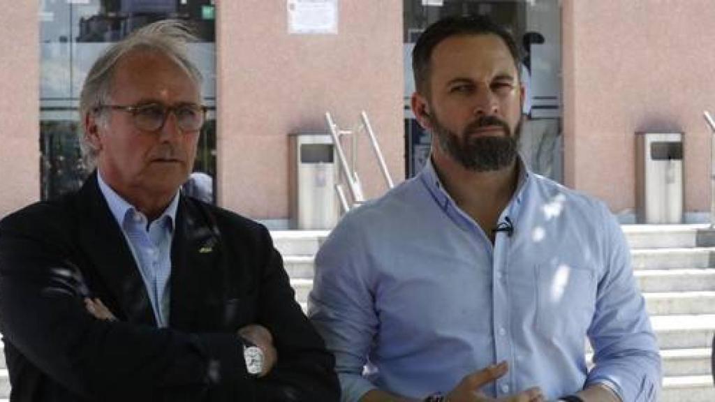 Juanjo Aizcorbe junto a Santiago Abascal, líder de Vox.