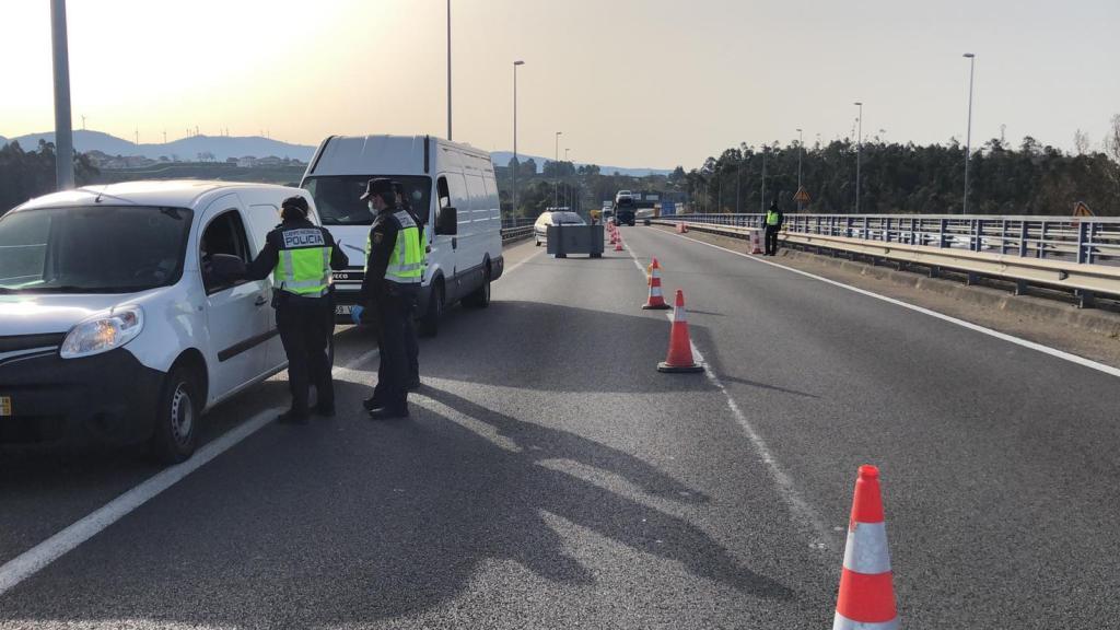 Agentes interrogan a un individuo que cruza la frontera hacia España desde Portugal.