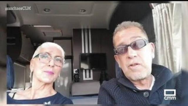 Carlos y Charo en su autocaravana (Foto: Captura CMMedia)