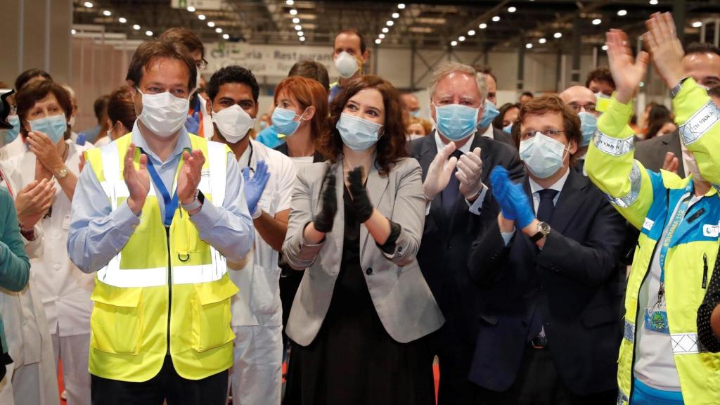 Ayuso y Almeida, aplaudiendo en el cierre del hospital de Ifema