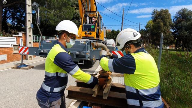 Imagen de dos trabajadores de Suez.