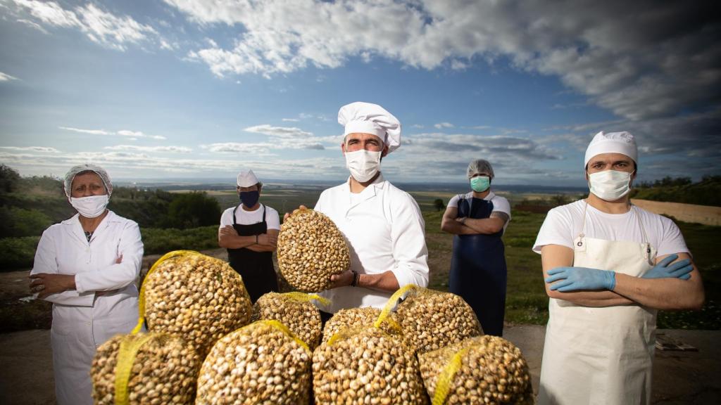 'Caracoles Sevilla' cocina una toneladas de este producto diariamente.