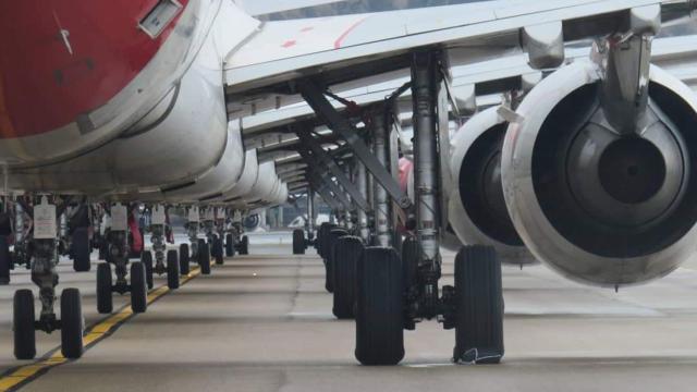 Aviones de Iberia aparcados en un aeropuerto.