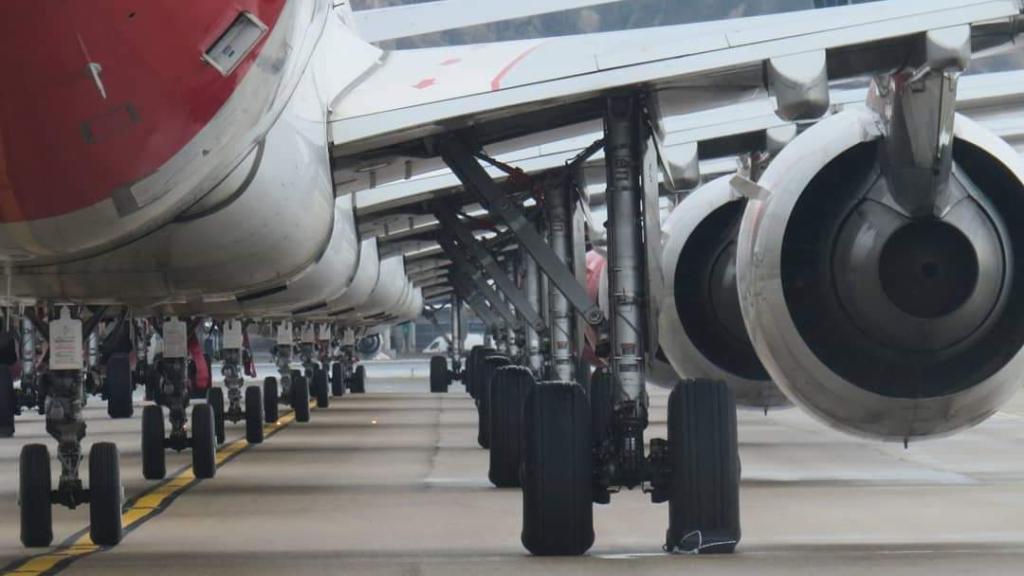 Aviones aparcados en un aeropuerto.