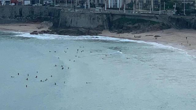 Surfistas en el Orzán.