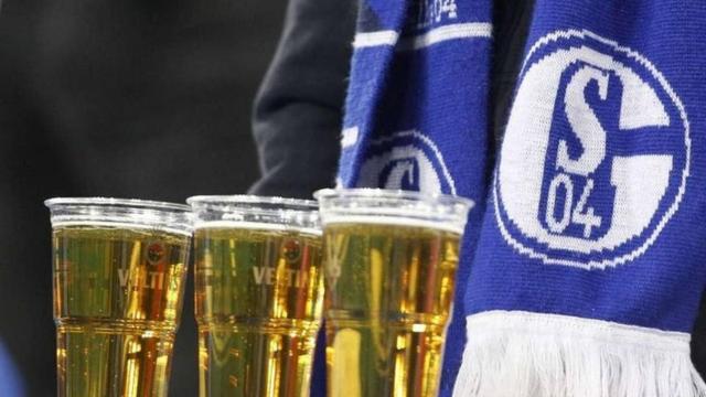 Varios vasos de cerveza junto a una bufanda del Schalke