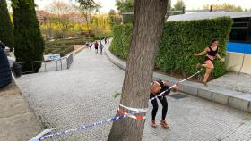 Varias personas se saltan los precintos para acceder a Madrid Río.