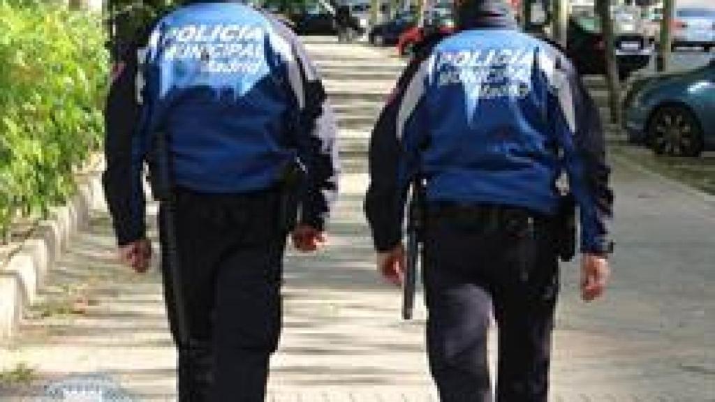 Dos policías municipales, de patrulla por Madrid.