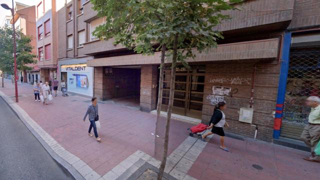 Fachada del número 42-44 de la calle Embajadores, de Valladolid.