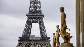 Estatuas ataviadas con mascarillas en París.